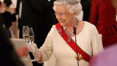 Saray’da yaşadıkları gizli kalmadı! 95'lik Kraliçe Elizabeth'i durdurabilene aşk olsun