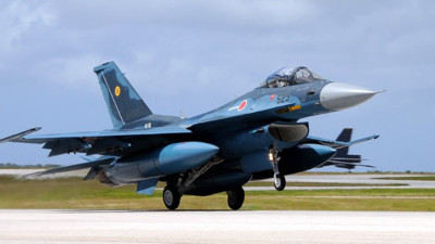 Savaş uçağının camı havada düştü