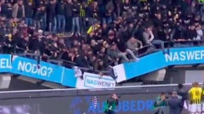 Maçın ortasında tribün çöktü. Taraftar sevinç gösterisine devam etti