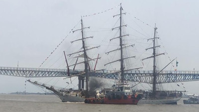 Brezilya Deniz Kuvvetleri’ne ait yelkenli yaya köprüsüne çarptı römorkör alabora oldu. Alabora olan römorkörde yaşam savaşı