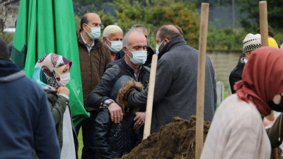 İki kardeş koronavirüsten 15 dakika arayla öldü