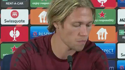 Fenerbahçe - Royal Antwerp maçı öncesi basın toplantısında olay hareket! Viktor Fischer'ın rahatlığı gazetecileri şaşırttı