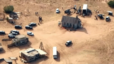 Hollywood yıldızı Alec Baldwin film setinde yönetmeni öldürdü. Olay yerinden ilk görüntüler