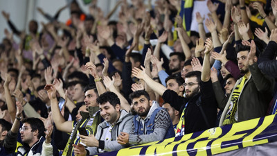 Fenerbahçe tribünleri Süleyman Seba'ya küfür etti. Türkiye bu ayıbı konuşuyor