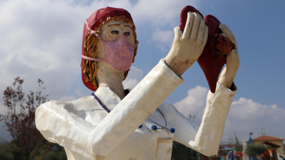 Denizli'nin Merkezefendi ilçesinde yapılan heykeller görenleri şoke etti