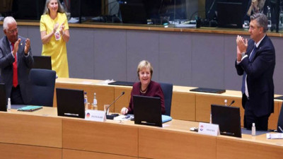 AB liderleri Merkel’e ayakta alkışlayarak veda etti