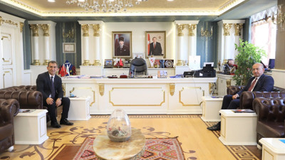 AKP'li Belediye Başkanının makam odası gündem oldu