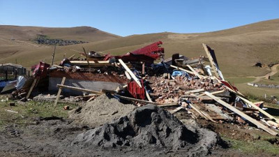 Karadeniz yaylarındaki evler içindeki eşyalarla birlikte yıkıldı
