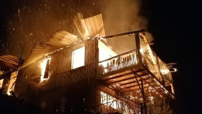 Denizi kirletenlere karşı çıkan ressam Gökçe Erhan'ın evini yaktılar. Hüngür hüngür ağladı