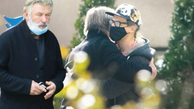 Alec Baldwin ölümüne neden olduğu yönetmenin ailesiyle buluştu
