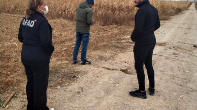 Yolda yarıklar oluştu, AFAD ekipleri inceleme başlattı