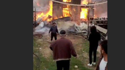 Ahşap evler cayır cayır yandı