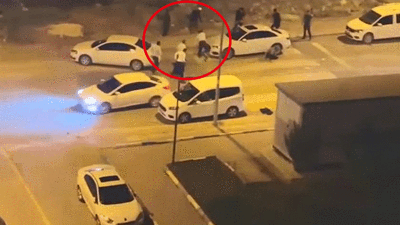 Sokak ortasında taşlı sopalı kavga