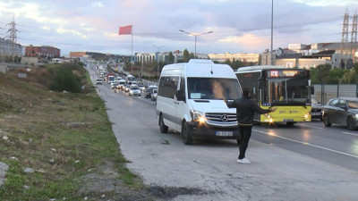 Araçlarıyla kaldırıma çıkıp yayalardan yol istediler