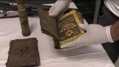 Altın işlemeli el yazmalı Tevrat baskını