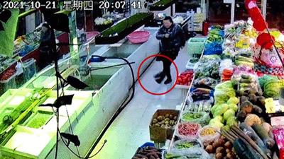 Sergen gibi vurdu. Su tankından kaçan balığı tek tekmeyle geri gönderdi