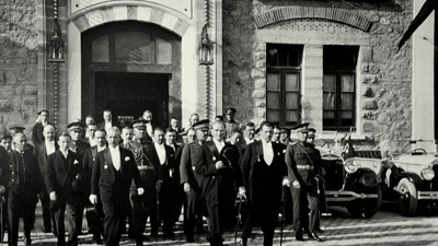 Meclis önünde Atatürk’ün fotoğrafçısının çektiği bu fotoğraf neden iki kere çekildi biliyor musunuz, Öğrenince Ata’nın büyüklüğüne yine şapka çıkaracaksınız