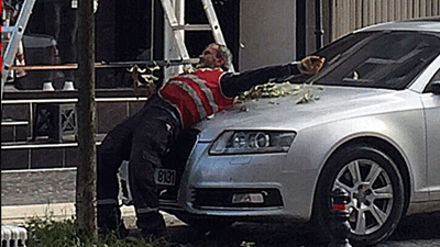 Araba zarar görmesin diye kendini siper eden belediye işçisi sosyal medyada gündem oldu