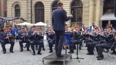 İsveç Ordu Bandosu Gölcük Marşı'yla mest etti. Alem Atatürk ve Kurtuluş Savaşı’na hayran bizim hainler ise Yunan olmak istiyor
