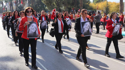 29 Ekim töreninde Şebnem’in fotoğrafıyla yürüdüler. Erkek arkadaşı tarafından katledilmişti