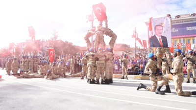 29 Ekim’de askerler Erdoğan posteri açtı