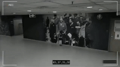 Herkesin gitmesini bekleyip Atatürk'e sarılan çocuk herkesi duygulandırdı