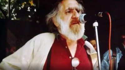 Can Yücel bir grubun tekeline bırakılmayacak kadar mühim bir şairdir. Can Yücel'in kendi sesinden ''Sünnet değil farzdır cumhuriyet'' şiiri