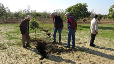 Germencik'te korkutan çatlaklar! Her yerden ihbarlar geliyor...