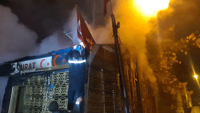 İtfaiyeciler canları pahasına Türk bayrağını alevlerin arasından çekip çıkardı