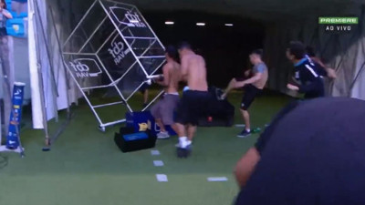 Gremio taraftarları hakem kararları sonrası VAR sistemini parçaladı