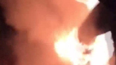 Un şakası 2 arkadaşı alev topuna döndürdü