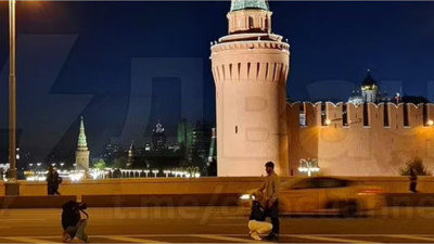 Kızıl Meydan'da kız arkadaşıyla cinsel ilişkiye girdi