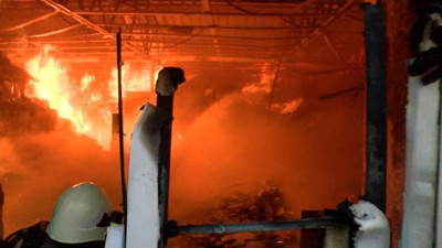 Maltepe'de atık kağıt deposu alev alev