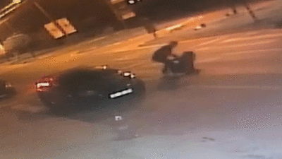 Zalim koca karısını sokak ortasında defalarca bıçakladı. Şehrin kameraları o anı çekti