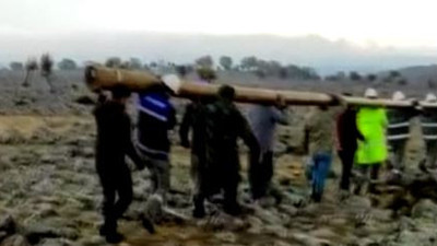 200 kiloluk direği omuzlarında taşıdılar