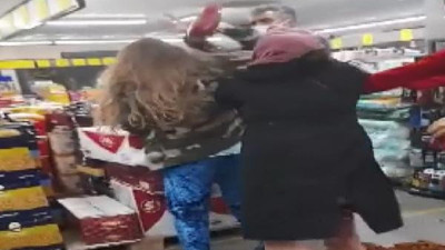 Marketin ortasında burun buruna maske kavgası. Ürünler havada uçuştu