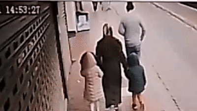 Artık vatandaşlara kaldırımda da rahat yok. Aracıyla 4 kişilik ailenin arasına daldı