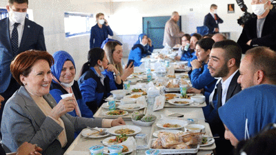 Meral Akşener öğlen yemeğini fabrika işçileriyle birlikte yedi