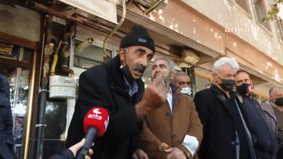 İnşaat işçi zamlara nasırlı ellerini göstererek feryat etti: Bak ellerime bak