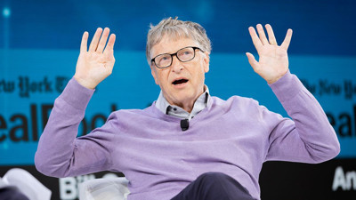 Bill Gates ağzında ne geveliyor