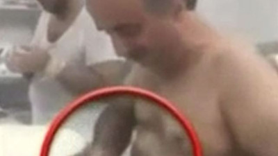 Baklavacıda mide bulandıran görüntüler! Siz de hiç mi vicdan yok insanlara bu iğrençliği yapıyorsunuz