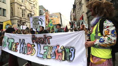 İngiltere'de on bilerce kişiden 'iklim krizi' eylemi