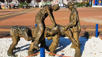 Rektörden 'uzun eşek heykeli' savunması: 'Bazı şeylerin fiyatı sorgulanmaz'