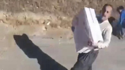 Türk TIR'ı İran'da kaza yaptı! Koliler yağmalandı