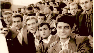 Uğur Dündar ile liseden arkadaş oldukları ortaya çıktı. Sağında değil sol en baştaki kişiyi tanıdınız mı