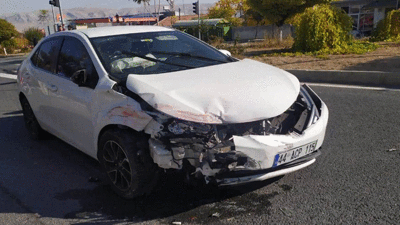 İki otomobil kafa kafaya çarpıştı