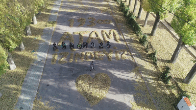 Temizlik işçileri binlerce yaprağı bir araya getirerek Atatürk'ü andı. Helal olsun size