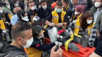 Malatya'da çöken binanın enkazından çıkarılan yaralıların ilk görüntüleri geldi