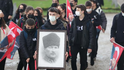 Dolmabahçe Sarayı'nda Ata'ya sevgi seli