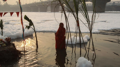 Yamuna Nehri zehirli köpükle kaplandı
